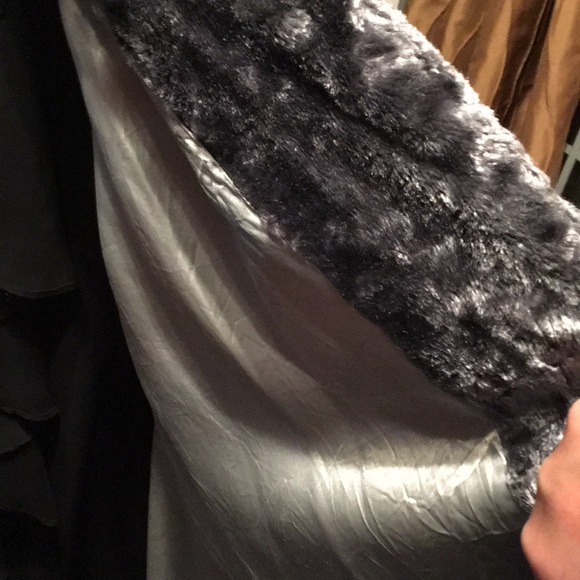 Silver crshd velvet Cape - Picture 3 of 4